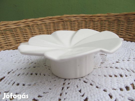 Kicsi porcelán talpas tányér