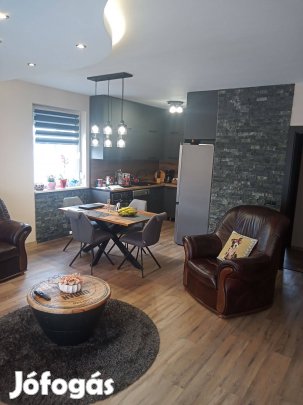 Kiemelt övezetben, a Bujtosi tó partján lakásunk eladó