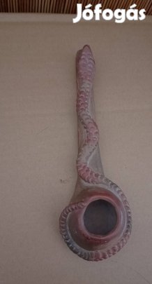 Kígyó szimbólumos kerámia pipa