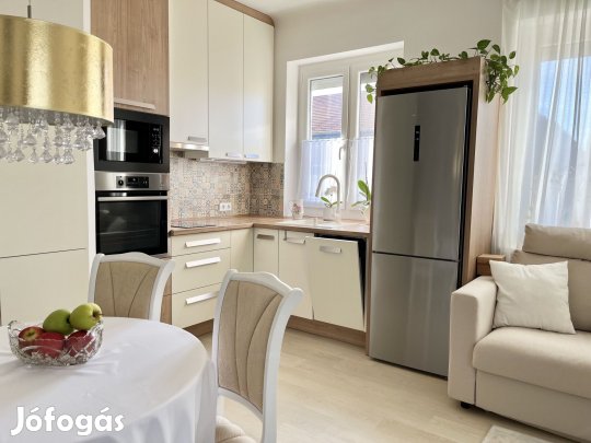 Kihagyhatatlan lehetőség! Teljeskörűen felújított, erkélyes lakás a