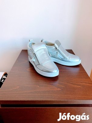 Kihasználatlanság miatt eladó silver női egész cipő.  