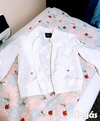 Kihasználatlanság miatt eladó új, fehér női lezser kiskabát. S méret.