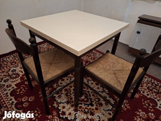 Kihúzható asztal 4 székkel