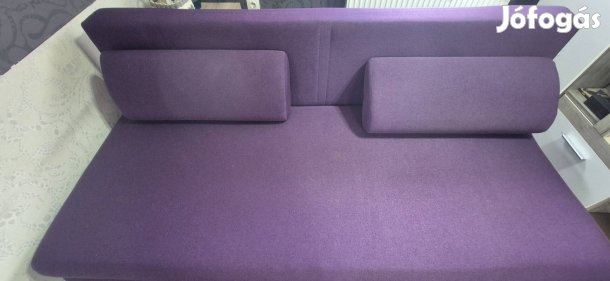 Kihúzható kanapé, díszpárnákkal, szőnyegekkel együtt eladó. 