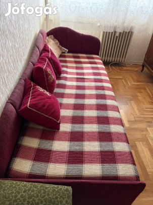 Kihúzható kárpítozott ágy