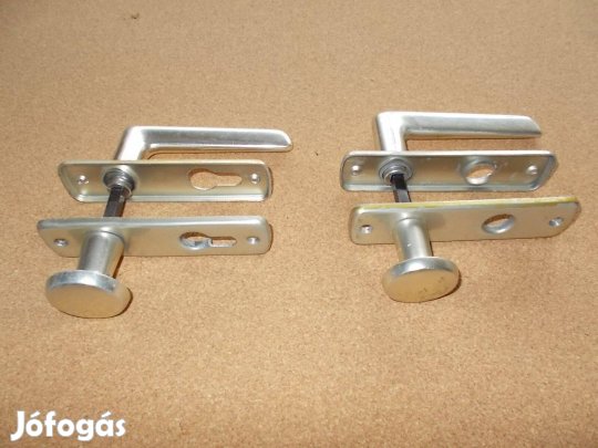 Kilincsek két bejárati ajtóra