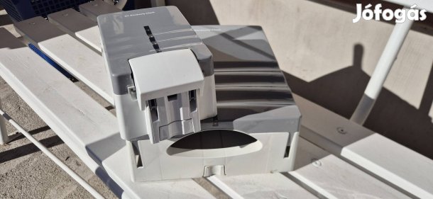 Kimberly-Clark márkájú papiradagoló, fali szappanadagoló