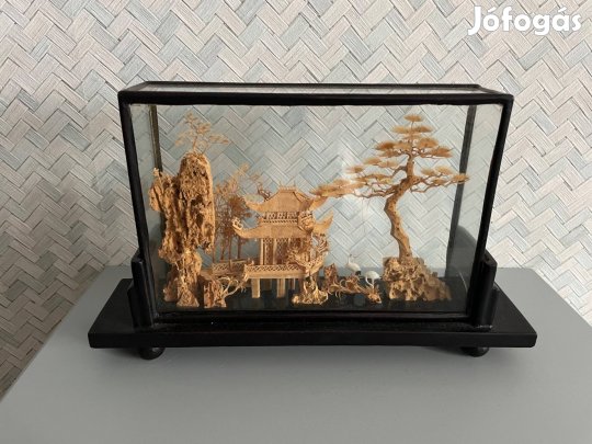 Kínai parafa (cork) faragvány dioráma üvegburában kézzel készült