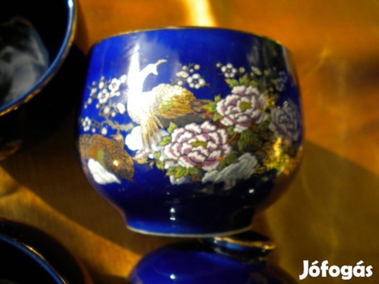 Kínai porcelán tea fű tartó 5 poháral és kis vázával