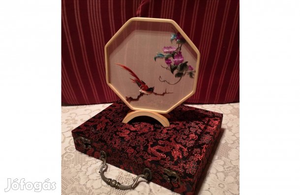 Kínai selyemhímzett disztárgy dobozban