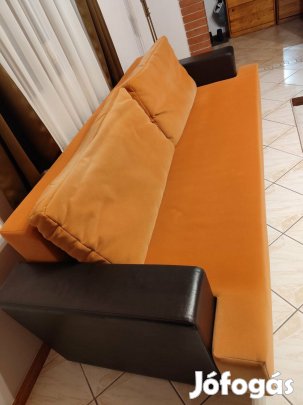 Kinyitható, ágyneműtartós kanapé, két fotellel
