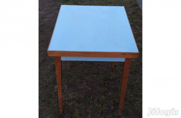 Kinyitható étkező asztal