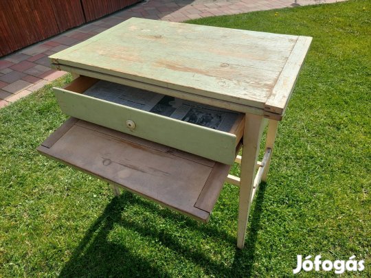 Kinyitható fiókos fa asztal