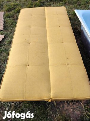 Kinyitható kanapé.