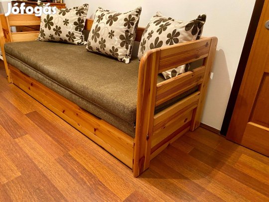 Kinyitható kanapéágy díszpárnákkal eladó