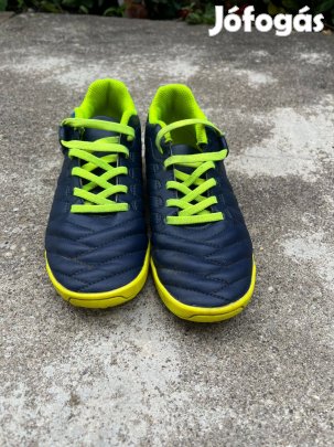 Kipsta gyerek futballcipő műfüves pályára, tépőzáras