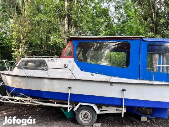 Kirándulóhajó Lakóhajó