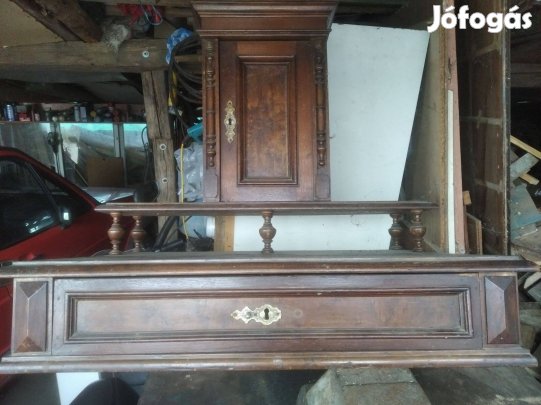 Kis antik szekrény felujitásra eladó, lábak nélkül