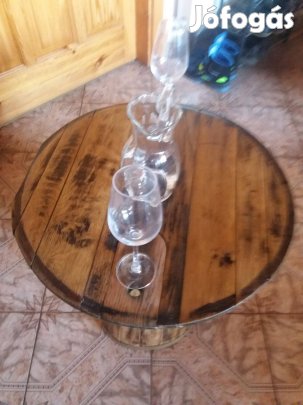 Kis asztal. dohányzó asztal puttony dekoráció