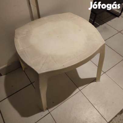 Kis asztal, teraszra ,lakásba