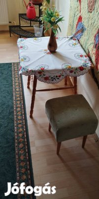 Kis asztal puffal ingyen elvihető