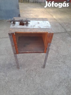 Kis asztal vasszerkezetű tengelyel egyűtt