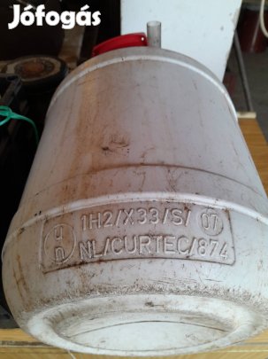 Kis cefréshordó csavaros tetővel