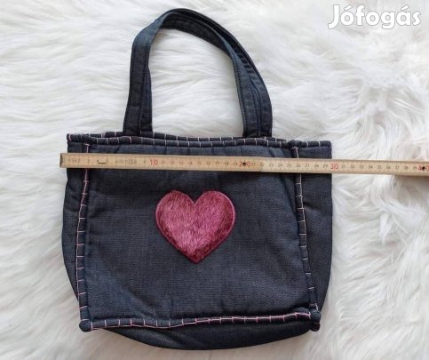 Kis farmer anyagú, szíves táska eladó Mérete a képeken