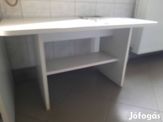 Kis fehér asztal