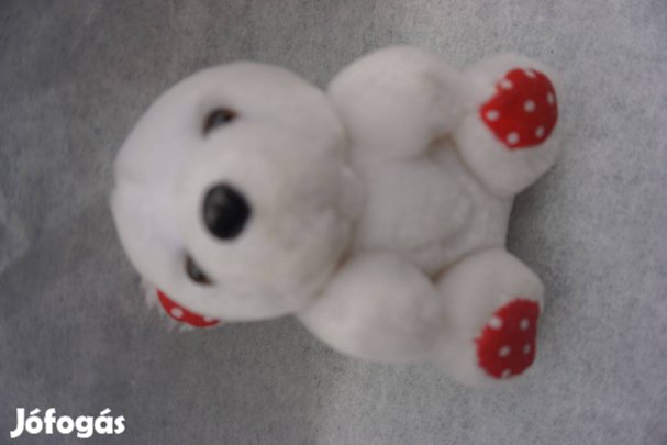 Kis fehér plüss macika piros fülekkel és tappancsokkal eladó