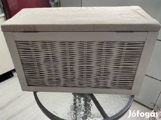 Kis fehér tároló, ülőpad