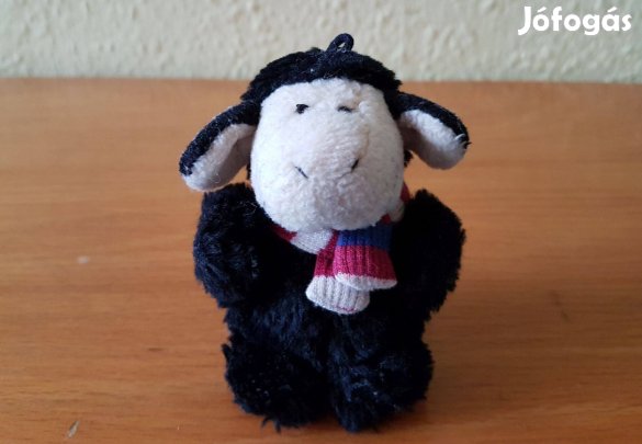 Kis fekete plüss bárány