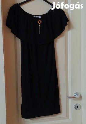 Kis fekete ruha brossal