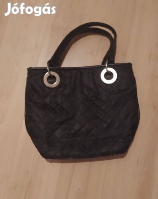 Kis fekete steppelt kézitáska