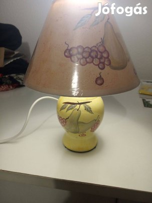 Kis lámpa éjjeliszekrényre