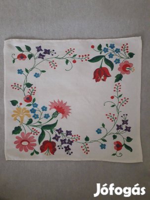 Kis méretű, szögletes terítő festett mintával