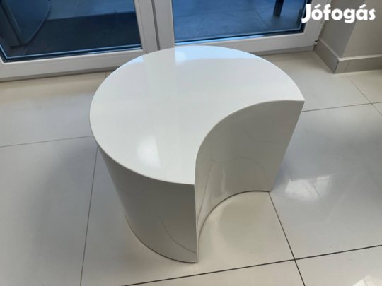 Kis méretű dohányzóasztal