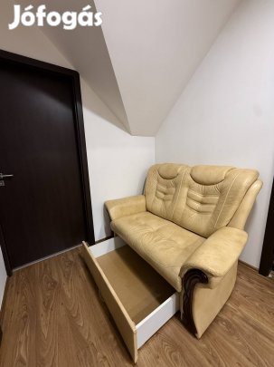 Kis méretű fotel, ágynemű tartóval