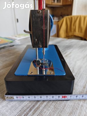 Kis méretű orosz varrógép 