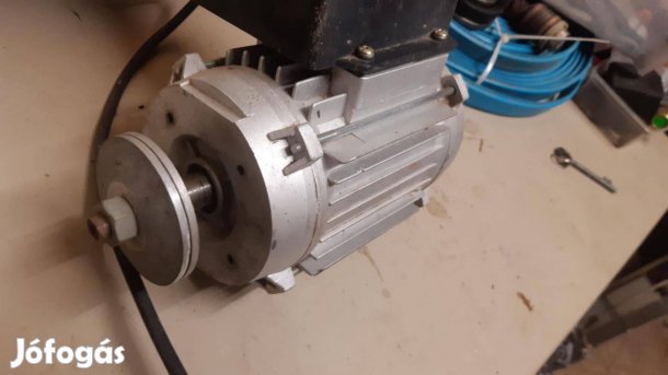 Kis motor korong felfogatással