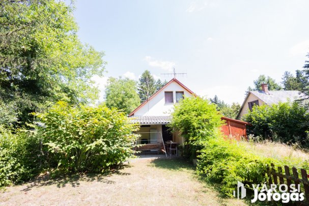 Kis nyaraló kis kerttel a tökéletes pihenésért