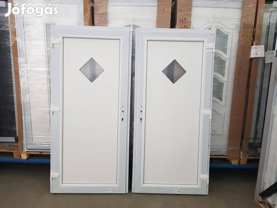 Kis üveges olcsó bejárati ajtó akár egyedi méretben is