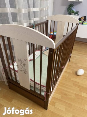 Kiságy ágyneműtartóval