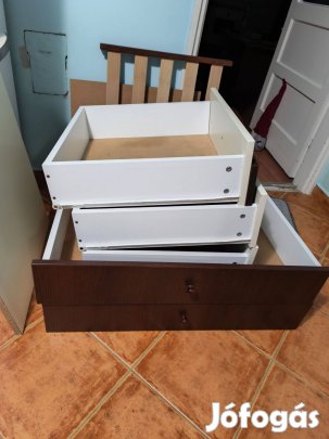 Kiságy fiókokkal, pelenkázó résszel