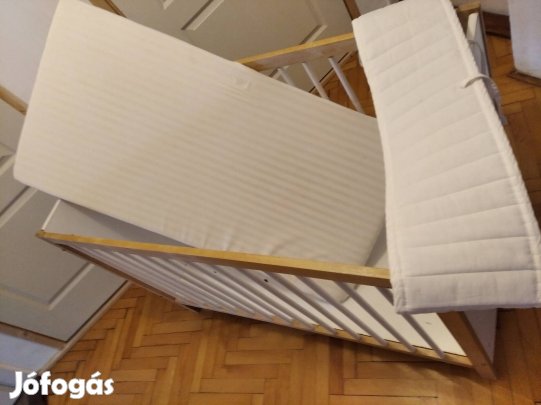 Kiságy matraccal és rács védővel 