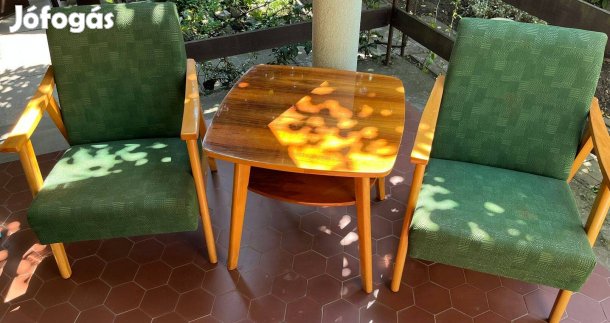 Kisasztal székekkel