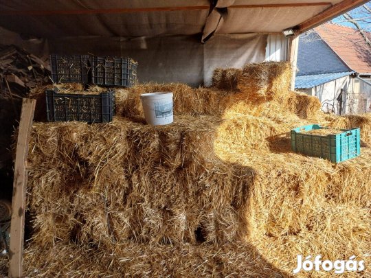 Kisbálás szalma tárolóból!