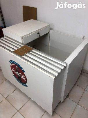 Kisboltokban használatos pénztárfülke