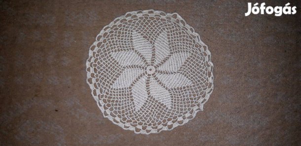 Kisebb ekrü színű horgolt kerek csipke terítő