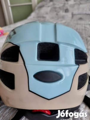 Kisfiú markolós bukósisak